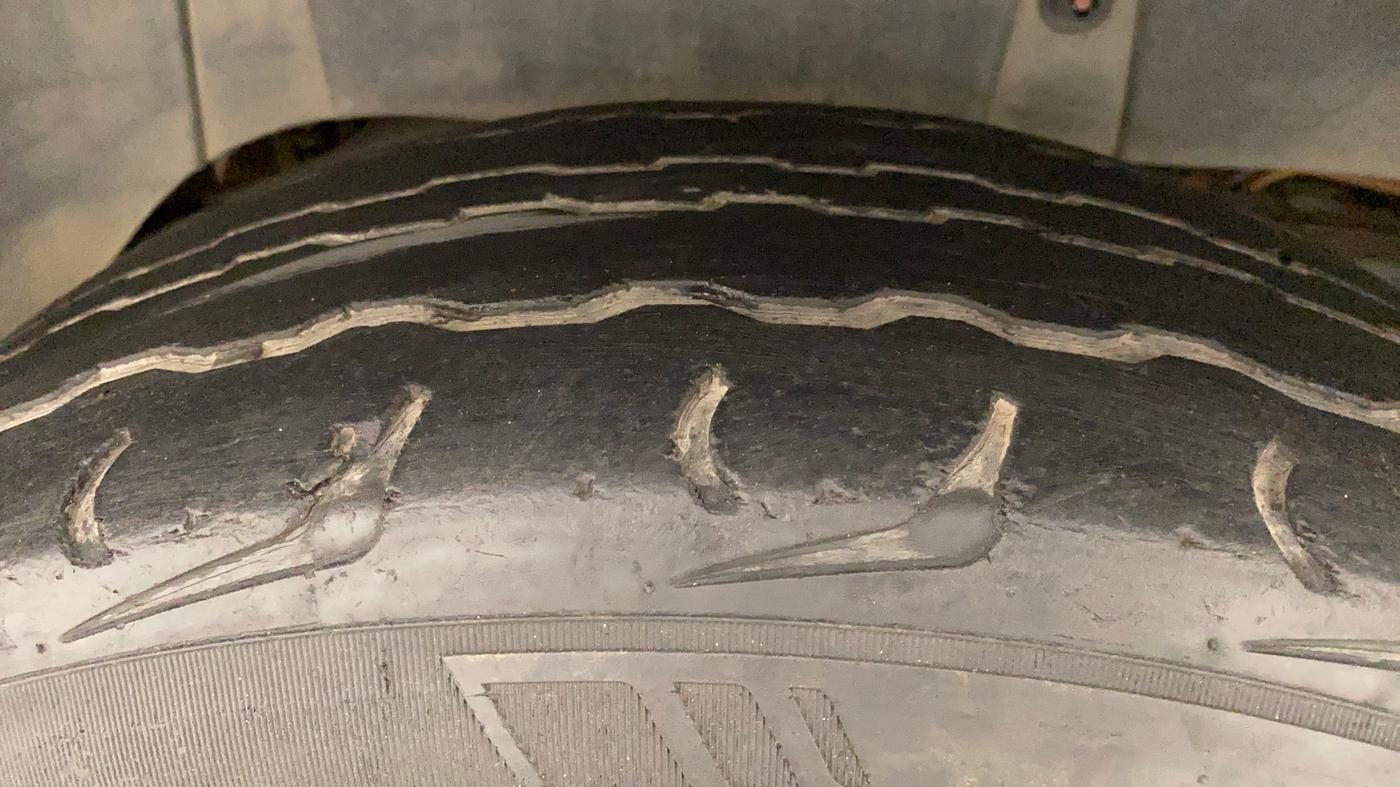 2018 Mahindra TUV300 T10 AMT, Diesel, Automatic, 82,048 km, Right Rear Tyre Tread