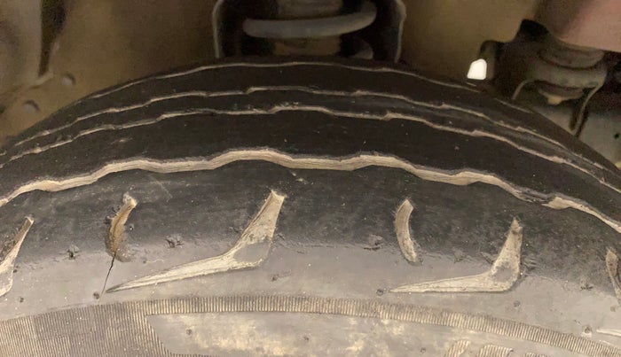 2018 Mahindra TUV300 T10 AMT, Diesel, Automatic, 82,048 km, Right Front Tyre Tread