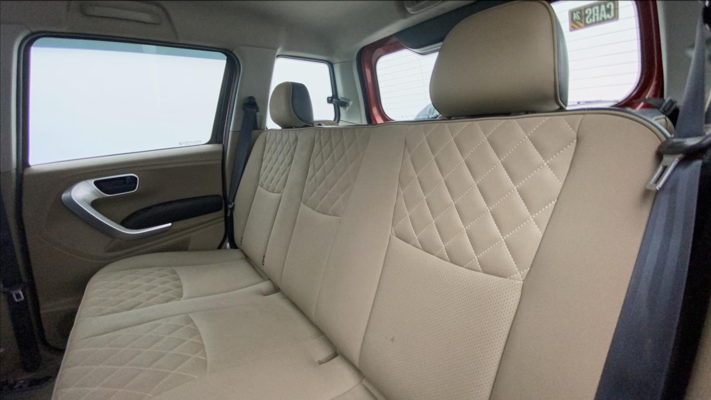 2018 Mahindra TUV300 T10 AMT, Diesel, Automatic, 82,048 km, Right Side Rear Door Cabin