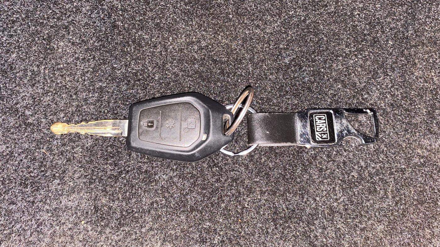 2018 Mahindra TUV300 T10 AMT, Diesel, Automatic, 82,048 km, Key Close Up