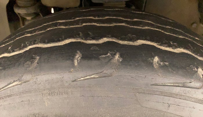2018 Mahindra TUV300 T10 AMT, Diesel, Automatic, 82,048 km, Left Front Tyre Tread