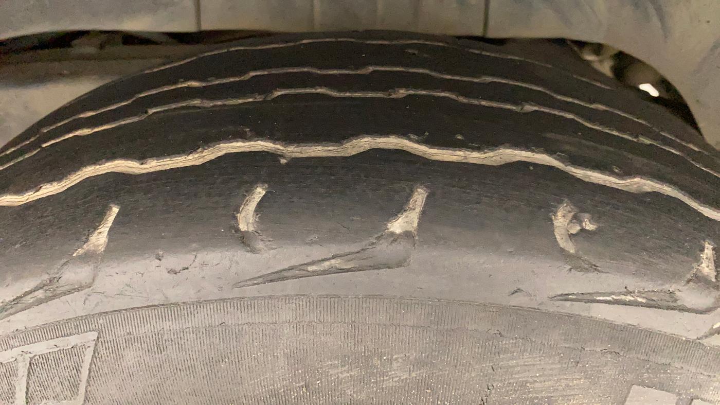 2018 Mahindra TUV300 T10 AMT, Diesel, Automatic, 82,048 km, Left Rear Tyre Tread