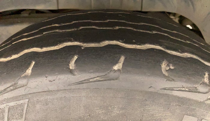 2018 Mahindra TUV300 T10 AMT, Diesel, Automatic, 82,048 km, Left Rear Tyre Tread