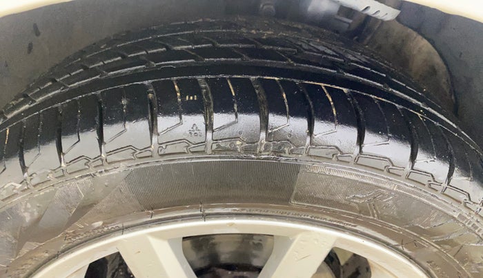 2017 Volkswagen Ameo HIGHLINE1.2L PLUS 16 ALLOY, Petrol, Manual, 83,634 km, Left Front Tyre Tread