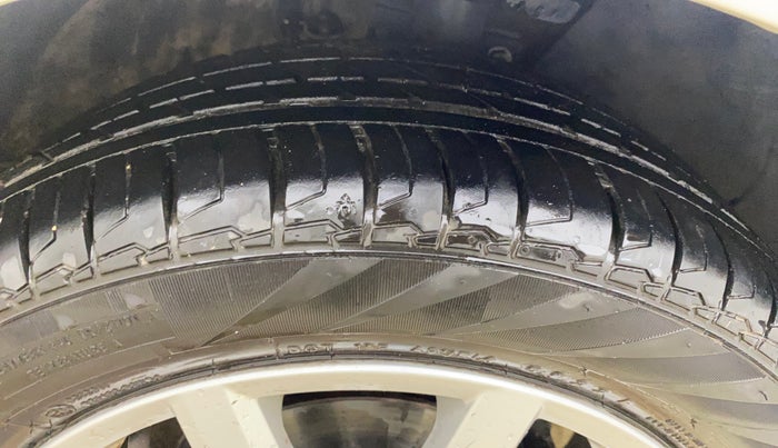 2017 Volkswagen Ameo HIGHLINE1.2L PLUS 16 ALLOY, Petrol, Manual, 83,634 km, Right Front Tyre Tread