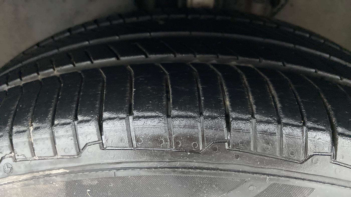 2013 Volkswagen Vento HIGHLINE DIESEL, Diesel, Manual, 67,871 km, Left Front Tyre Tread