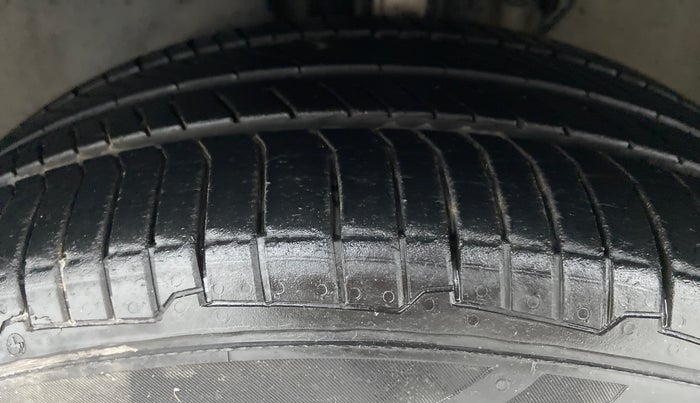 2013 Volkswagen Vento HIGHLINE DIESEL, Diesel, Manual, 67,871 km, Left Front Tyre Tread