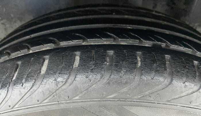 2013 Volkswagen Vento HIGHLINE DIESEL, Diesel, Manual, 67,871 km, Left Rear Tyre Tread