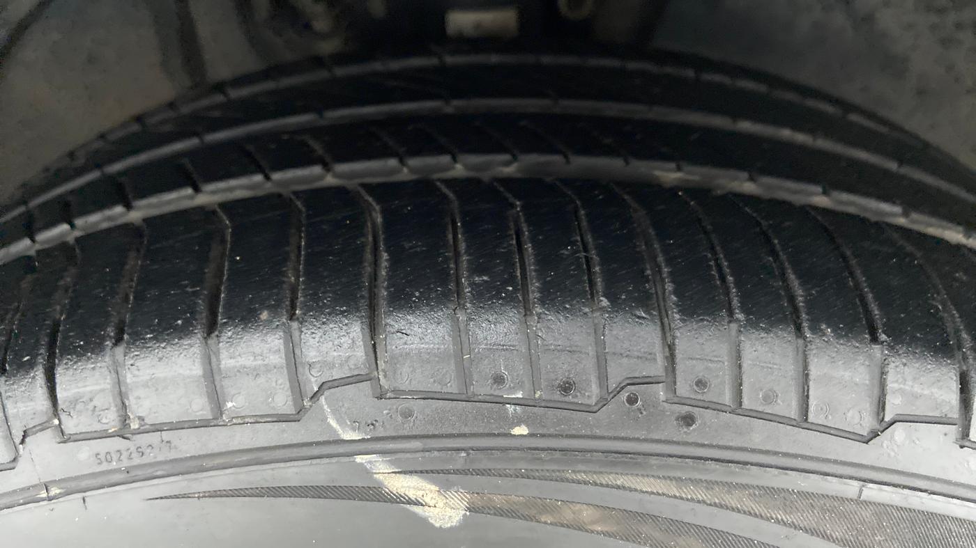 2013 Volkswagen Vento HIGHLINE DIESEL, Diesel, Manual, 67,871 km, Right Front Tyre Tread