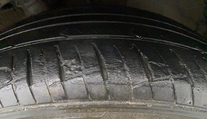 2018 Hyundai Verna 1.6 SX VTVT, Petrol, Manual, 32,097 km, Left Front Tyre Tread