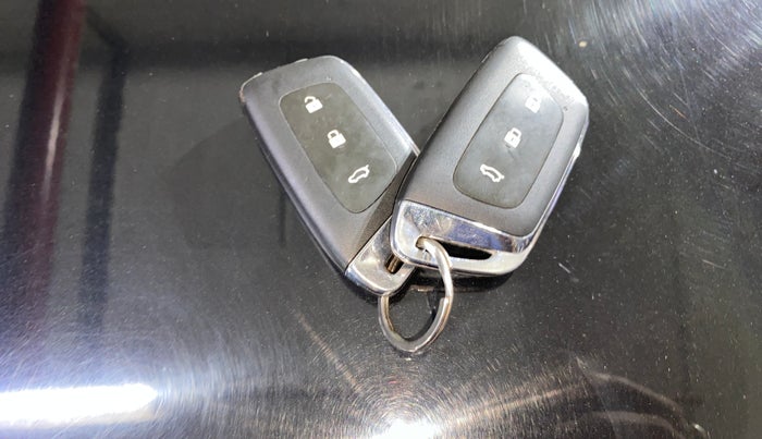 2021 MG HECTOR PLUS SHARP 1.5 PETROL TURBO HYBRID MT 6-STR, Petrol, Manual, 27,661 km, Key Close Up