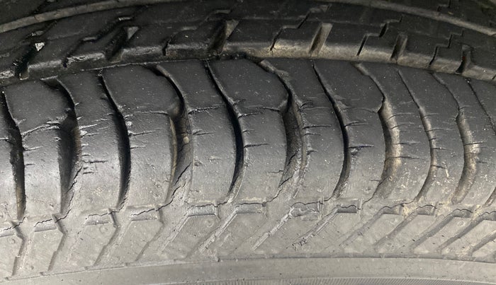 2014 Maruti Swift VXI, Petrol, Manual, 8,982 km, Right Front Tyre Tread