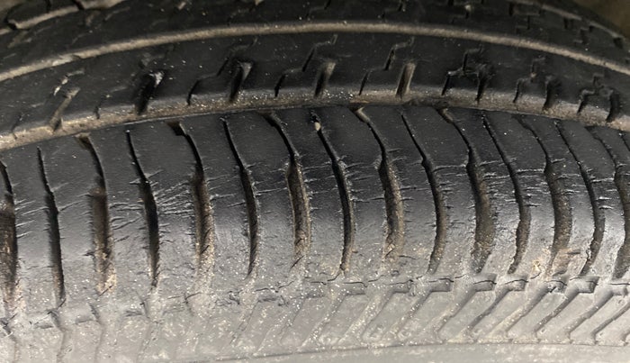 2014 Maruti Swift VXI, Petrol, Manual, 8,982 km, Left Front Tyre Tread