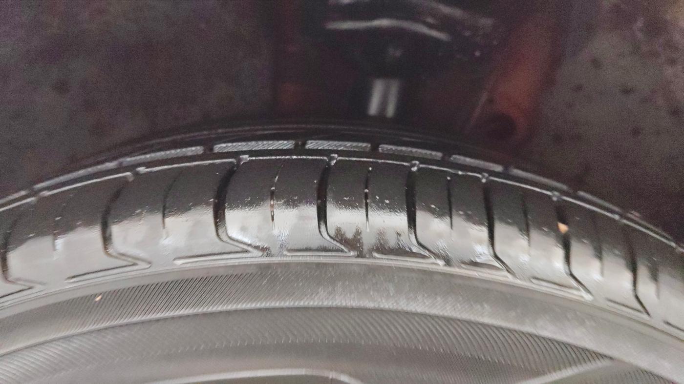 2017 Skoda Octavia STYLE PLUS AT 1.8 TSI, Petrol, Automatic, 1,00,780 km, Left Front Tyre Tread
