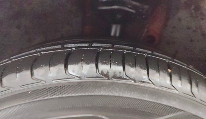 2017 Skoda Octavia STYLE PLUS AT 1.8 TSI, Petrol, Automatic, 1,00,780 km, Left Front Tyre Tread