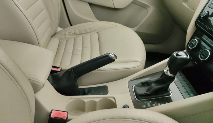 2017 Skoda Octavia STYLE PLUS AT 1.8 TSI, Petrol, Automatic, 1,00,780 km, Gear Lever