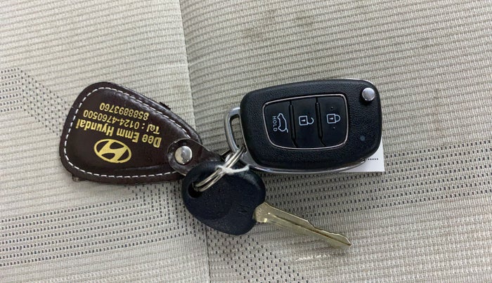 2025 Hyundai VENUE S Plus 1.2 Petrol MT, Petrol, Manual, 7,369 km, Key Close Up