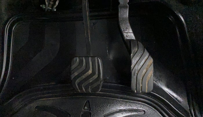 2020 Renault TRIBER 1.0 RXT AT, Petrol, Automatic, 11,256 km, Pedals