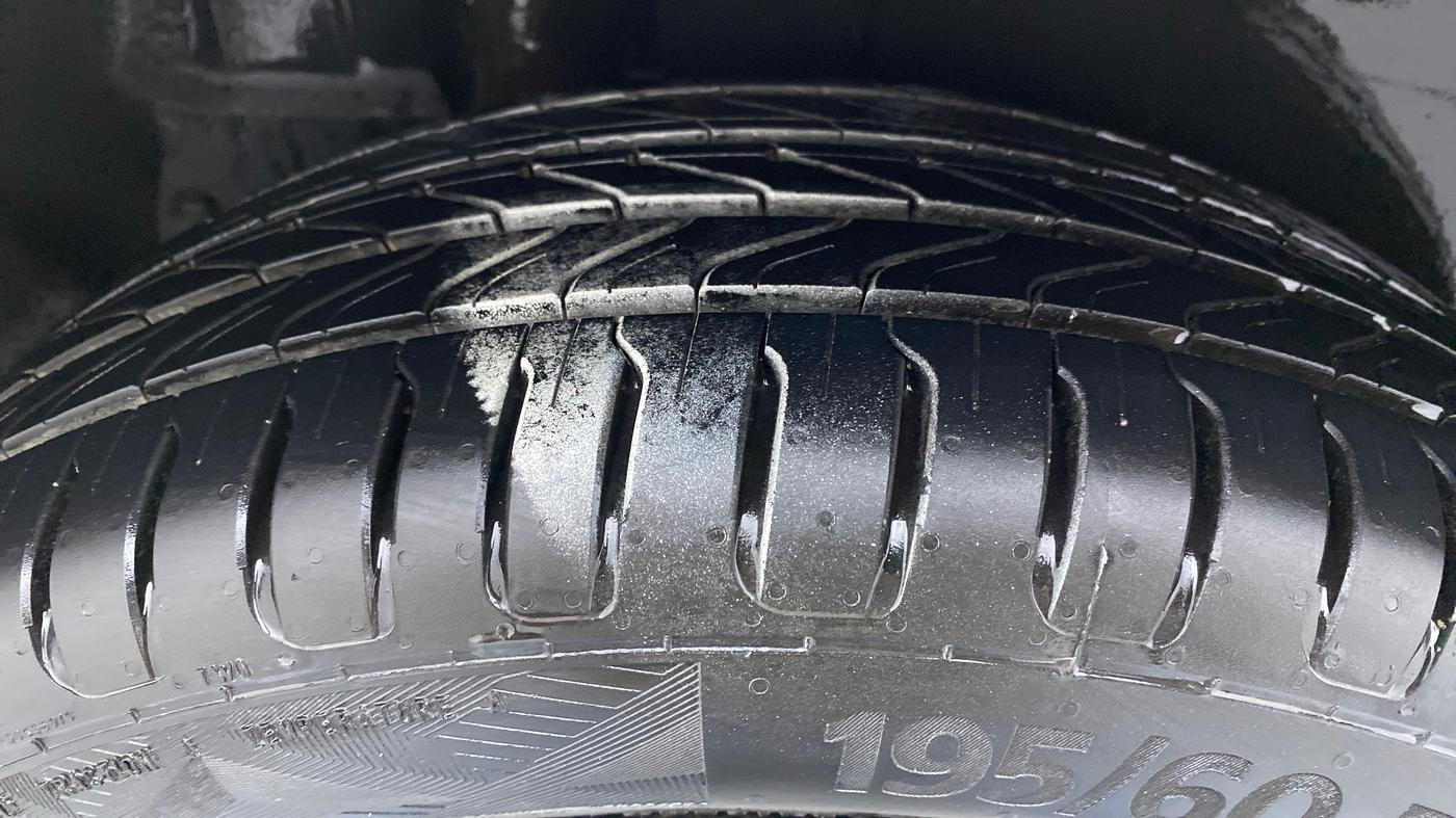 2014 Maruti Ertiga VXI, Petrol, Manual, 37,558 km, Right Rear Tyre Tread