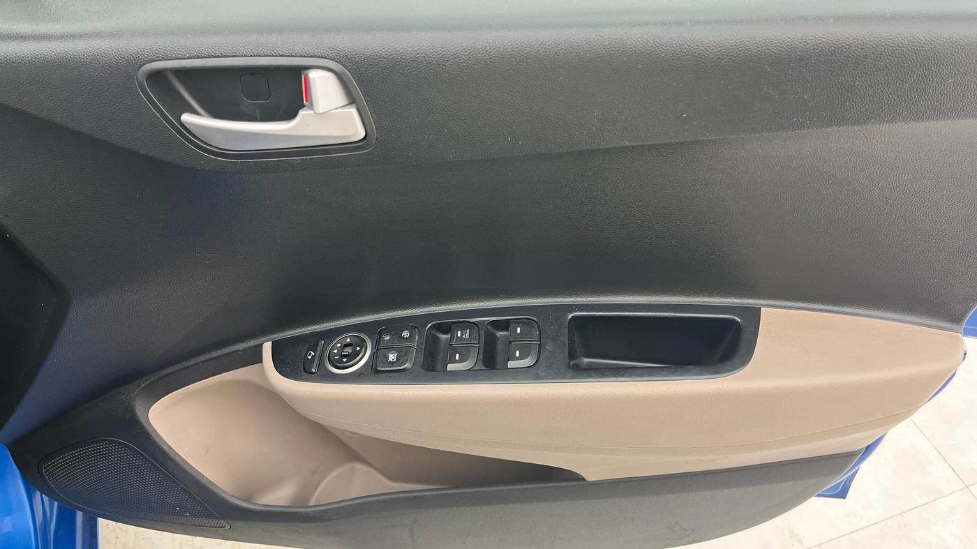 2018 Hyundai Grand i10 SPORTZ AT 1.2 KAPPA VTVT, Petrol, Automatic, 61,935 km, Driver Side Door Panels Control