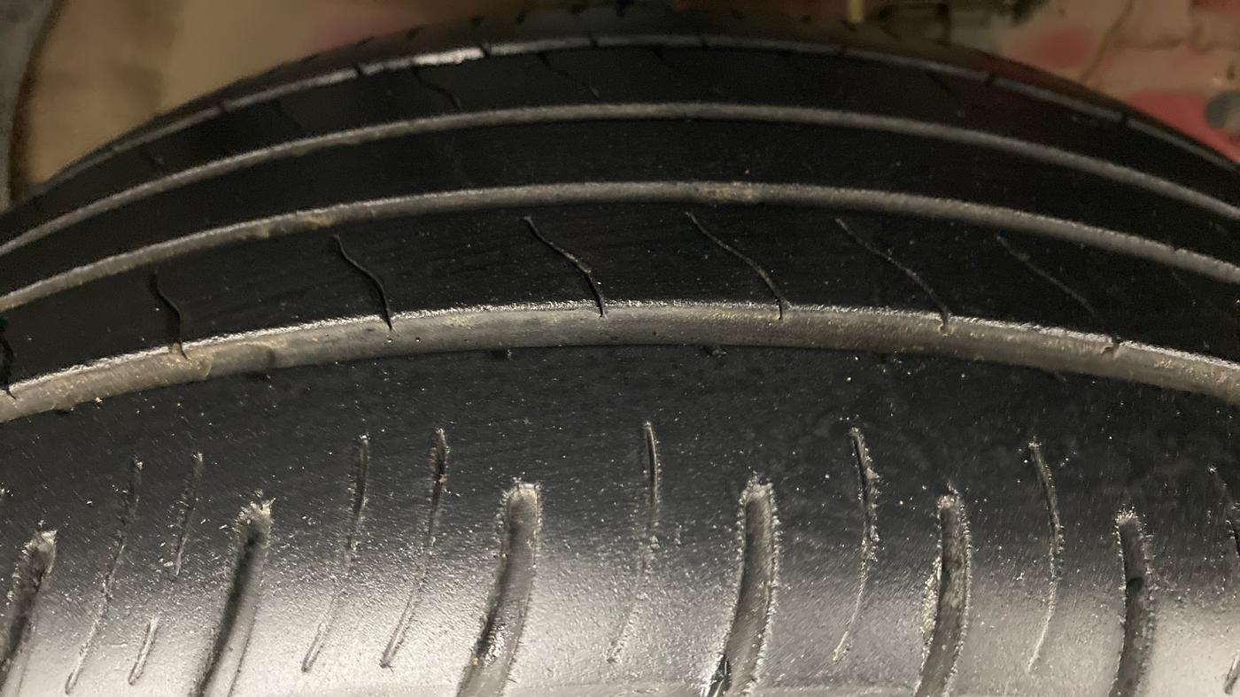 2019 Mahindra XUV300 W8 1.5 DIESEL AMT, Diesel, Automatic, 35,171 km, Right Front Tyre Tread