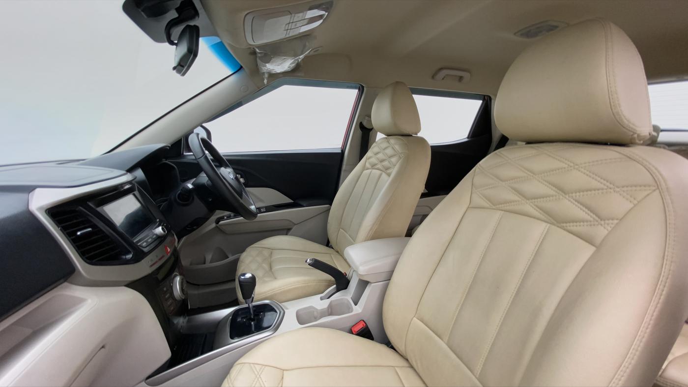 2019 Mahindra XUV300 W8 1.5 DIESEL AMT, Diesel, Automatic, 35,171 km, Right Side Front Door Cabin