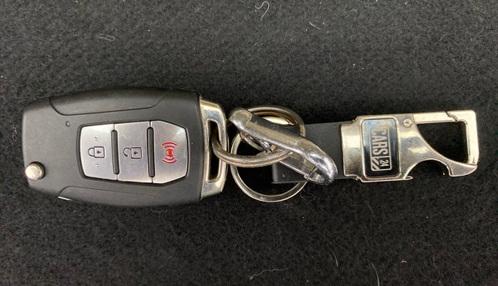2019 Mahindra XUV300 W8 1.5 DIESEL AMT, Diesel, Automatic, 35,171 km, Key Close Up