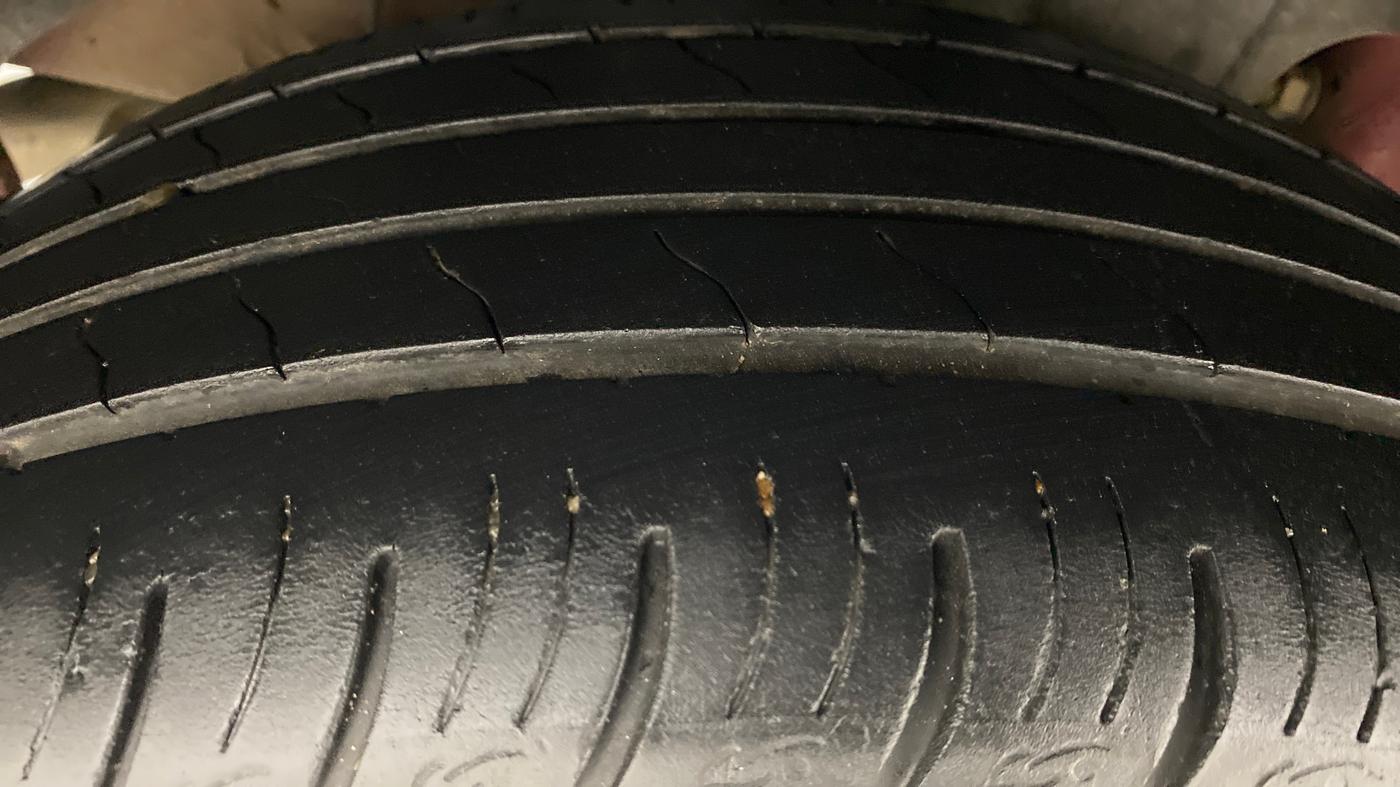 2019 Mahindra XUV300 W8 1.5 DIESEL AMT, Diesel, Automatic, 35,171 km, Right Rear Tyre Tread