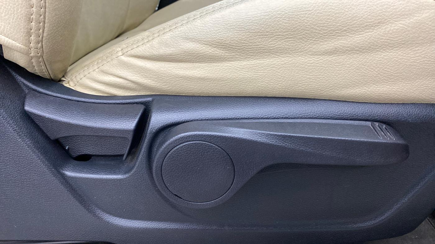2019 Mahindra XUV300 W8 1.5 DIESEL AMT, Diesel, Automatic, 35,171 km, Driver Side Adjustment Panel