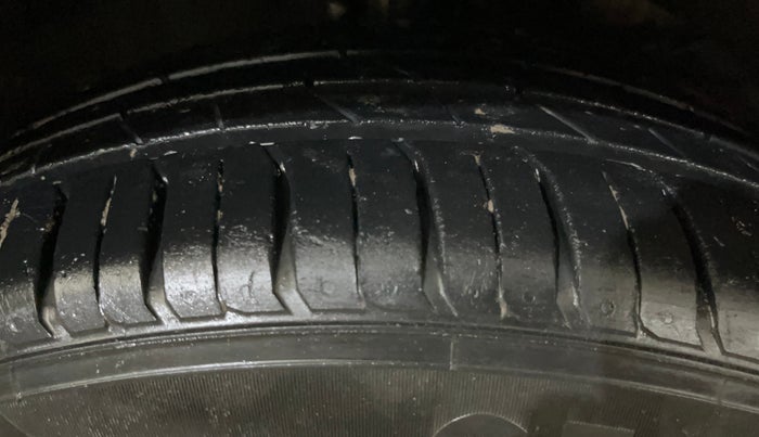 2016 Maruti Baleno ZETA PETROL 1.2, Petrol, Manual, 30,579 km, Right Front Tyre Tread