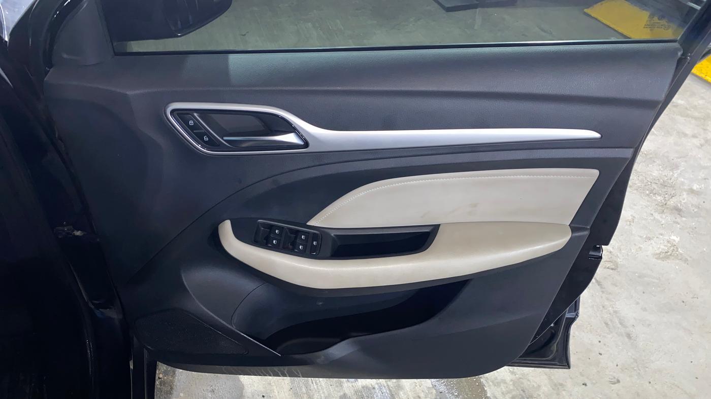 2022 MG ASTOR SUPER 1.5 MT, Petrol, Manual, 18,100 km, Driver Side Door Panels Control