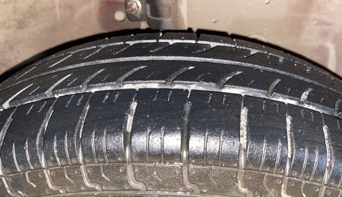 2016 Maruti Swift Dzire VXI, Petrol, Manual, 72,621 km, Right Front Tyre Tread