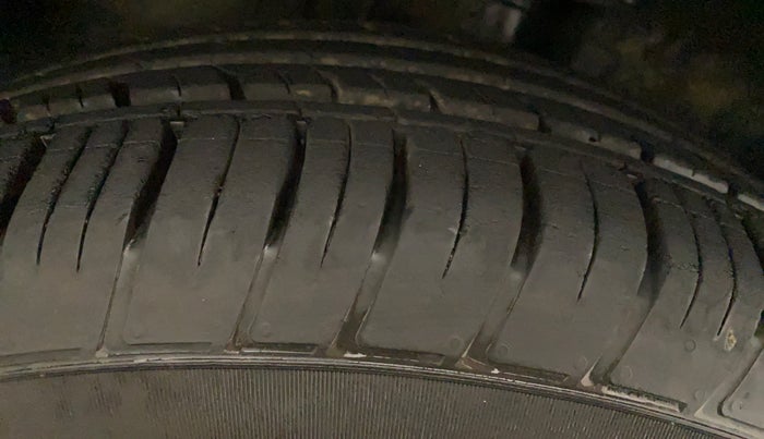 2019 Renault Duster RXS OPT CVT, Petrol, Automatic, 14,360 km, Right Rear Tyre Tread