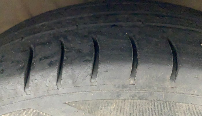 2017 Hyundai Grand i10 SPORTZ 1.2 KAPPA VTVT, CNG, Manual, 96,561 km, Right Front Tyre Tread