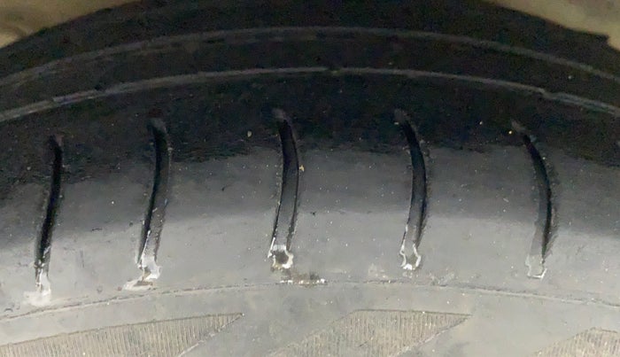 2017 Hyundai Grand i10 SPORTZ 1.2 KAPPA VTVT, CNG, Manual, 96,561 km, Right Rear Tyre Tread