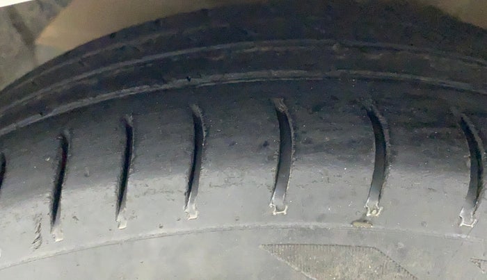 2017 Hyundai Grand i10 SPORTZ 1.2 KAPPA VTVT, CNG, Manual, 96,561 km, Left Front Tyre Tread