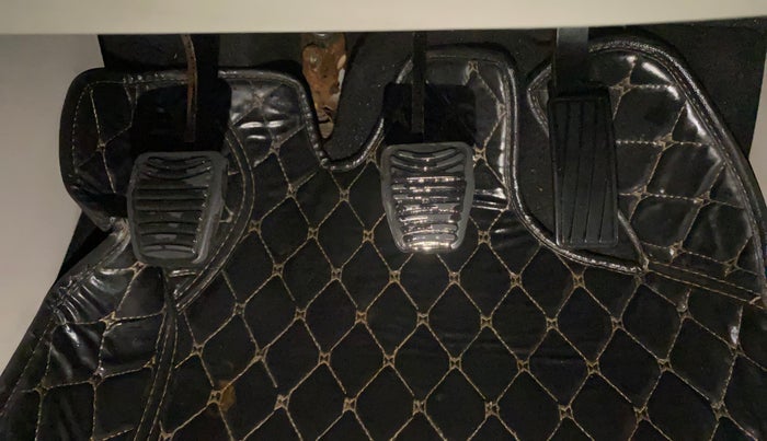 2019 Mahindra XUV300 W6 1.2 PETROL, Petrol, Manual, 41,558 km, Pedals