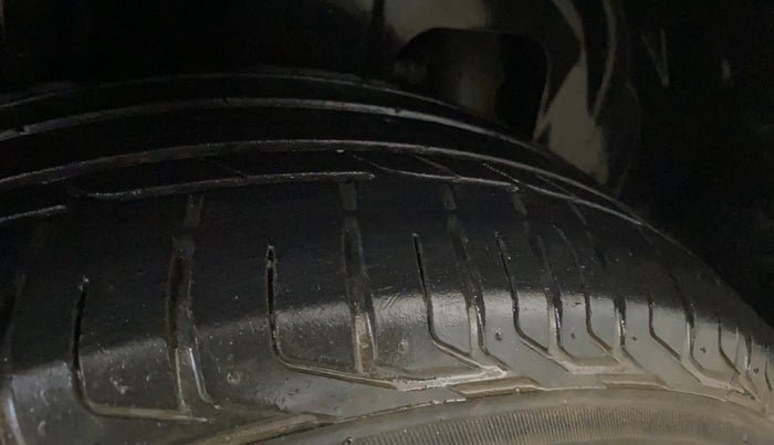 2019 Mahindra XUV300 W6 1.2 PETROL, Petrol, Manual, 41,558 km, Right Rear Tyre Tread