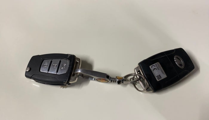 2019 Mahindra XUV300 W6 1.2 PETROL, Petrol, Manual, 41,558 km, Key Close Up