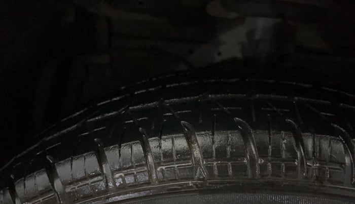 2016 Maruti Swift LXI (O), Petrol, Manual, 72,548 km, Left Front Tyre Tread