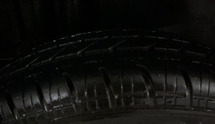 2016 Maruti Swift LXI (O), Petrol, Manual, 72,548 km, Right Rear Tyre Tread