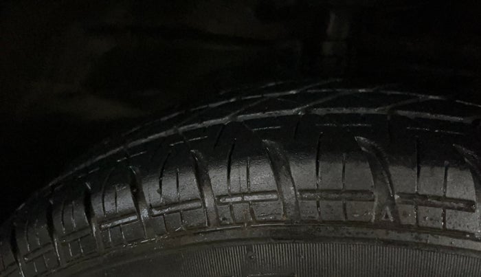 2016 Maruti Swift LXI (O), Petrol, Manual, 72,548 km, Right Front Tyre Tread