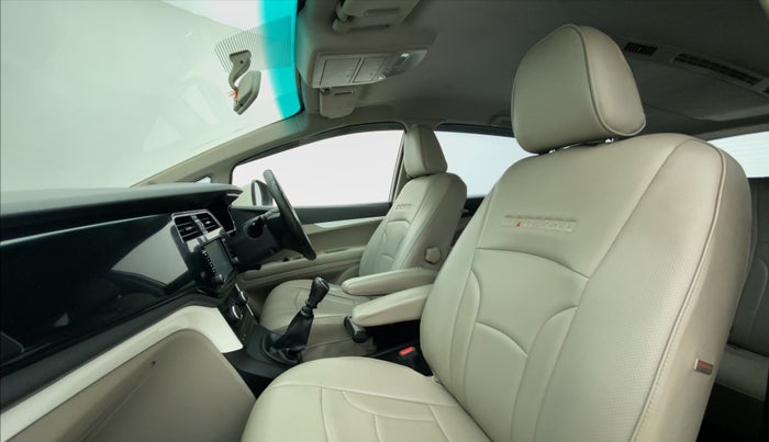 2021 Mahindra MARAZZO M 6 + 8 STR, Diesel, Manual, 47,117 km, Right Side Front Door Cabin