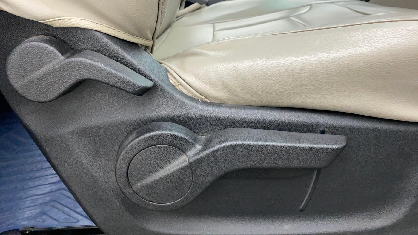 2021 Mahindra MARAZZO M 6 + 8 STR, Diesel, Manual, 47,117 km, Driver Side Adjustment Panel