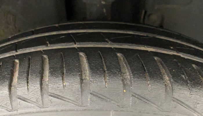 2021 Renault Kwid RXT 1.0 AMT (O), Petrol, Automatic, 24,474 km, Right Front Tyre Tread
