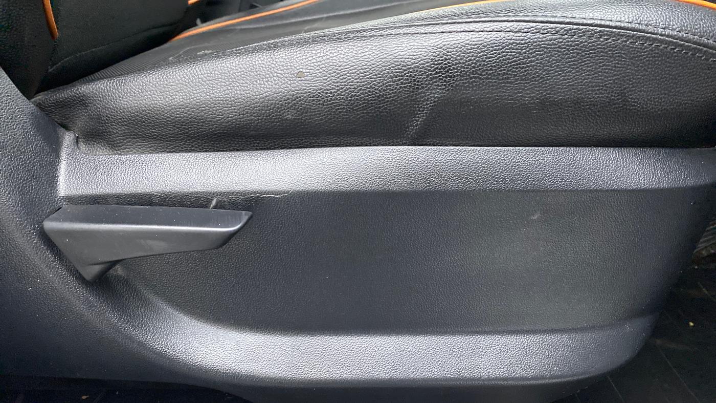 2018 Mahindra KUV 100 NXT K2 6 STR, Petrol, Manual, 36,494 km, Driver Side Adjustment Panel