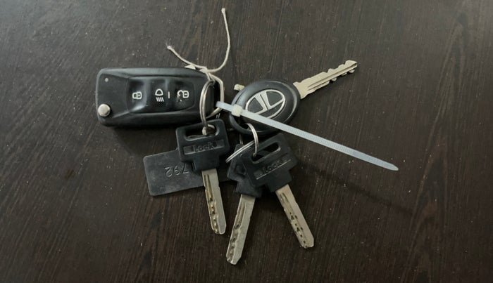 2016 Tata Tiago XZ PETROL, Petrol, Manual, 92,490 km, Key Close Up