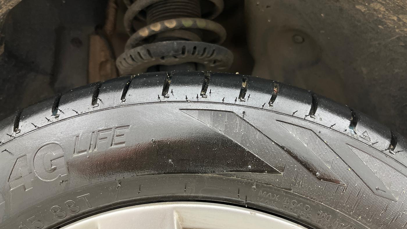 2017 Volkswagen Polo HIGHLINE1.2L, Petrol, Manual, 67,905 km, Right Front Tyre Tread
