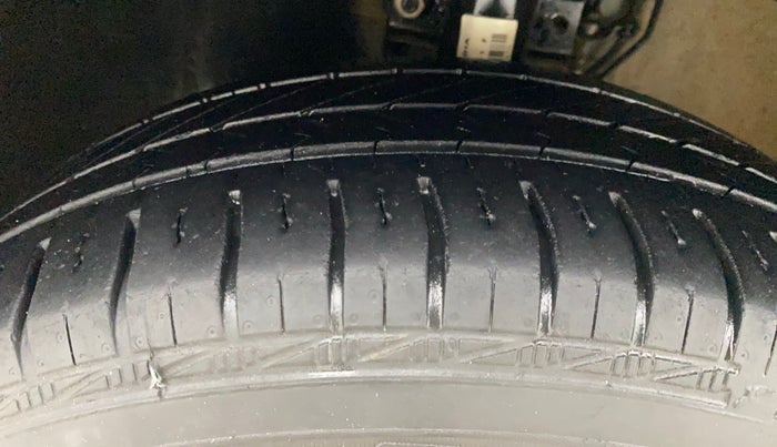 2021 Volkswagen Polo TRENDLINE 1.0L, Petrol, Manual, 30,437 km, Left Front Tyre Tread