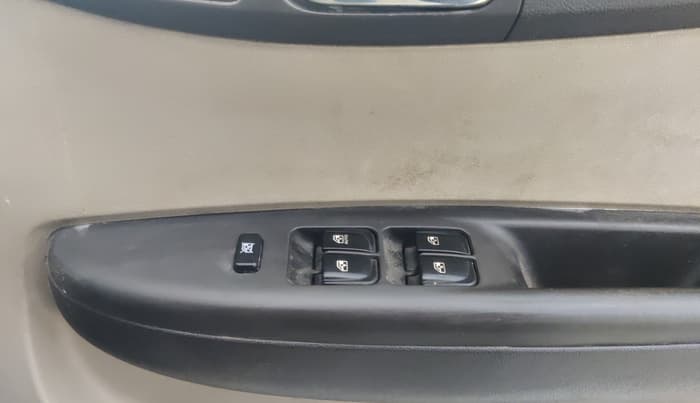 2013 Hyundai i20 MAGNA 1.2, Petrol, Manual, 1,07,910 km, Driver Side Door Panels Control